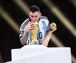 صور ميسي يرفع كأس العالم 2022