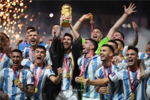 صور ميسي يرفع كأس العالم 2022